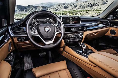 BMW - La nuova BMW X6 offreproiettori bixeno, cerchi in lega da 19 pollici, comando automatico del baule posteriore, cambio Steptronic sportivo a 8 rapporti e il pacchetto di assistenza del guidatore Driving Assistant di BMW ConnectedDrive. width=