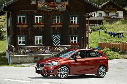 BMW - L’anteprima francese BMW Serie 2 Active Tourer combina l’abitabilità e il comfort con il tipico dinamismo, lo stile e l’eleganza del brand. width=
