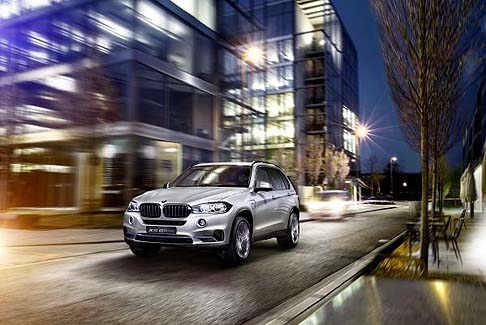 BMW - La BMW Concept X5 eDrive riduce i valori di consumo di carburante e delle emissioni. width=