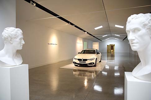 BMW - I caratteristici stilemi di design BMW del modulo frontale, come il doppio rene e i doppi proiettori circolari, identificano la nuova BMW Serie 4 Coupé come una vettura appartenente al marchio tedesco.  width=