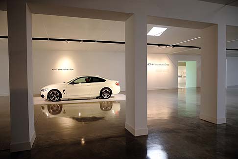 BMW - Oltre all’equipaggiamento di base che esalta il carattere classico della vettura, sono disponibili tre ulteriori equipaggiamenti e un pacchetto M Sport, che consentono di personalizzare l’immagine della vettura, sia all’esterno che nell’abitacolo.  width=