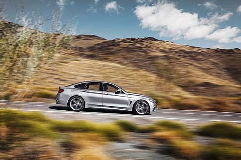 BMW - Tra gli elementi stilistici tipici del design BMW troviamo il doppio rene, i doppi proiettori circolari e la grossa presa d’aria nella grembiulatura anteriore. Inoltre, il tetto, rialzato di 12 mm declina dolcemente verso la coda. width=