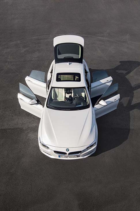 BMW - BMW Serie 4 Granc Coupè il top di gamma è il motore a benzina sei cilindri in linea della BMW 435i dalla cilindrata di 3.000 cc e 225 kW/306 CV width=