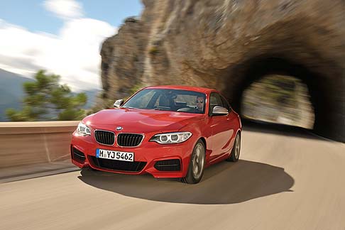 BMW - Le proporzioni della BMW Serie 2 Coupé sono caratterizzate da una lunghezza della scocca di 4432 mm, dunque cresciuta di 108 mm rispetto alla Serie 1.  width=