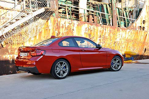 BMW - Il catalogo delle tinte offre due colori pastello e dieci tinte metallizzate. In combinazione con il pacchetto M Sport è disponibile anche la variante Estorilblau metallizzato. width=