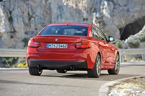 BMW - Al momento di lancio saranno disponibili un motore a benzina a quattro cilindri e un motore diesel a quattro cilindri.  width=