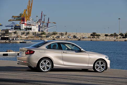 BMW - Per aumentare la resistenza torsionale della scocca e la resistenza dell’abitacolo di sicurezza, sono state utilizzate diverse varietà di acciai altoresistenziali e ad altissima resistenza. width=