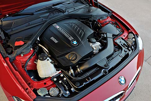 BMW - L’equipaggiamento di sicurezza di serie include airbag frontali, airbag laterali integrati negli schienali dei sedili, airbag per la testa per i sedili anteriori e posteriori, cinture automatiche a tre punti in tutti i sedili. width=