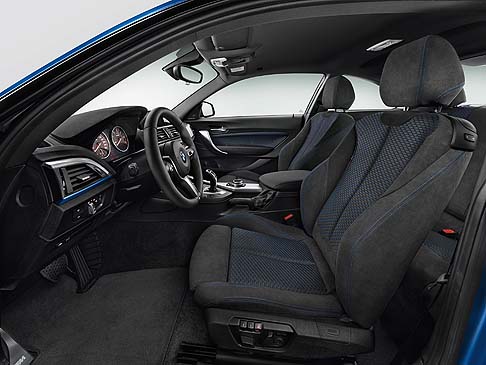 BMW - Tra le dotazioni di serie troviamo, infine: climatizzatore automatico e tasto di selezione della modalità di guida, chiusura centralizzata con radiotelecomando, regolazione in altezza del sedile di guidatore e passeggero. width=