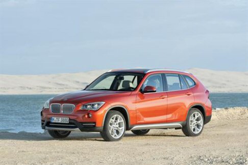 BMW - Compaiono, inoltre, nuove cornici per i fendinebbia, una ridotta bordatura in plastica sulla parte inferiore della carrozzeria, indicatori di direzione laterali incorporati nei retrovisori esterni, ampliamento delle superfici verniciate. width=