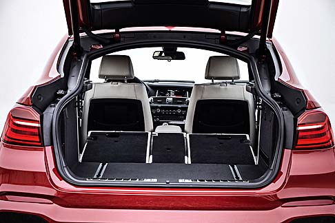 BMW - Inoltre, a richiesta attraverso l’optional BMW ConnectedDrive Services sono prenotabili servizi supplementari, come le informazioni sul traffico in tempo reale (RTTI), i Concierge Service e i Remote Services. width=