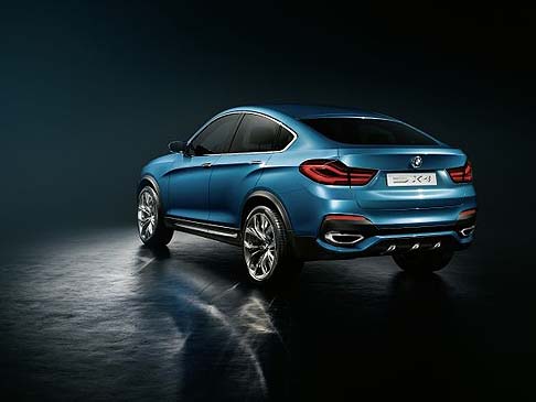 BMW - Il veicolo è uno Sports Activity Coupe, a metà strada tra un SUV e una coupé, ma con dimensioni meno enfatizzate. width=