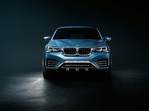 BMW - Le qualità di un modello BMW X si fondono insieme ai valori tipici di una Coupé tipica del marchio BMW nella silhouette muscolosa della concept BMW X4. width=