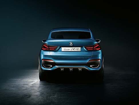 BMW - Per quanto riguarda il design del frontale, la BMW X4 presenta i gruppi ottici anteriori dalla forma esagonale (LED) mentre al posteriore, raccordato da due nervature sulla fiancata, spicca la fanaleria a L. width=