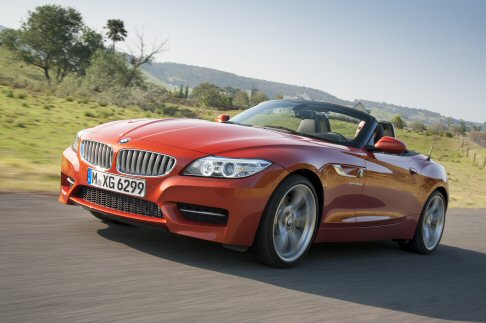 BMW - L’entry level è rappresentata dalla BMW Z4 sDrive18i, alimentata da un motore da 2.000 cm³ che eroga la potenza di 156 CV. width=