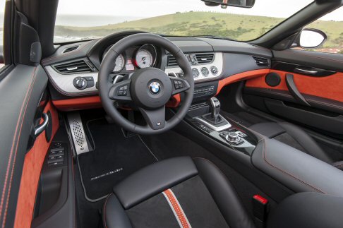 BMW - Ulteriori componenti disponibili nell’equipaggiamento di serie sono la luce allo xeno e l’impianto di climatizzazione, il lunotto termico in vetro, il sistema automatico Soft-Close per il cofano del bagagliaio, i pneumatici runflat. width=