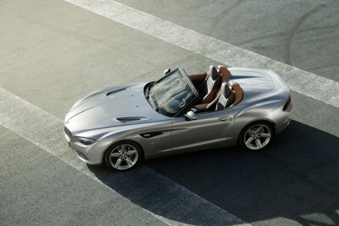 BMW - Incoraggiati dal consenso ottenuto con la Coupé, i due brand regalano un ulteriore perla, frutto della loro partenrship, offrendo una variante a cielo aperto dal notevole appeal. width=
