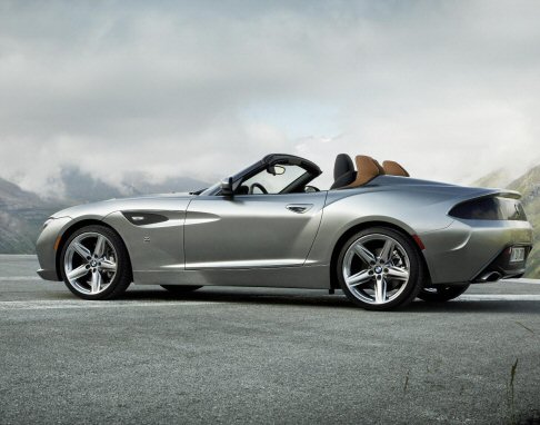 BMW - L’assenza del tetto enfatizza le linee scolpite del profilo laterale, mentre la finitura nera del montante anteriore rende ancora più evidente il margine tra la linea di cintura e il parabrezza. width=