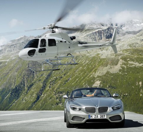 BMW - Immancabile la firma Zagato nella “doppia gobba” sul tetto, in tela per i puristi delle openair. La vocazione sportiva è, invece, sottolineata dalla finiture scure e opache delle luci posteriori e del diffusore. width=
