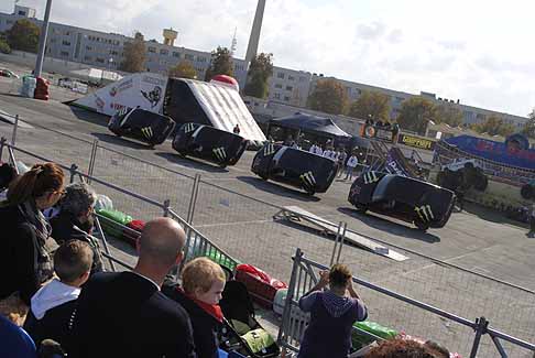 Ingresso Fiera - Bossle Hell Drivers con quattro vetture BMW aliniate su due ruote width=