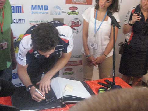 Bruno Senna - Bruno Senna che firma l´album Trofeo Lorenzo Bandini 2012 width=