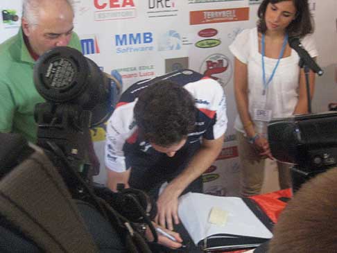 Bruno Senna - Bruno Senna che firma elenco dei premiati width=