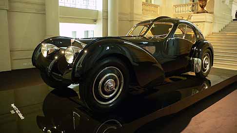 Bugatti - Bugatti Type 57 SC Atlantic auto storica del 1938 al Museo di Parigi esposizione esclusiva delle Vintare Cars di Ralph Lauren width=