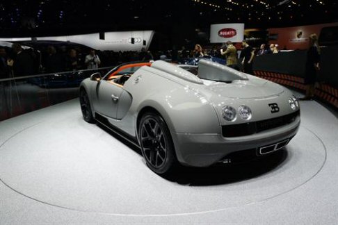 Bugatti - La roadster più veloce al mondo è stata sviluppata sul telaio del modello Grand Sport, aggiornato per gestire al meglio la ragguardevole potenza di 1200 CV, erogata dal possente 16 cilindri di 7.9 litri. width=