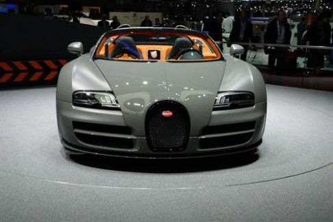Bugatti - Diversamente dalla Veyron Grand Sport, la Bugatti Veyron Grand Sport Vitesse introduce nuovi elementi stilistici, pur conservando del modello di riferimento particolari aerodinamici come le due ampie prese d'aria anteriori divise da una barra centrale. width=