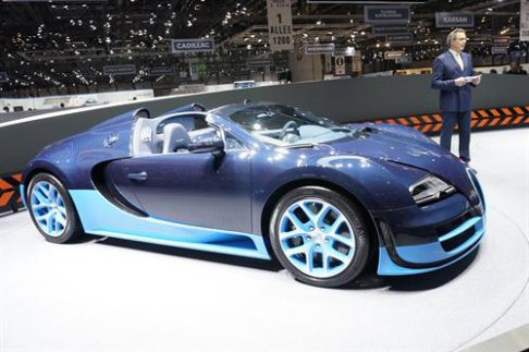 Bugatti - A bordo l’eleganza è il tratto dominante. Ad essa si aggiungono anche tratti sportivi enfatizzati dalla presenza di materiali leggeri e ne è un esempio la consolle centrale in fibra di carbonio. width=