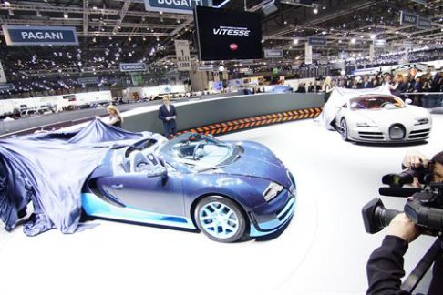 Bugatti - Le dotazioni includono anche i nuovi cerchi da 20 pollici con pneumatici ad alte prestazioni che, in collaborazione con la trazione integrale e un raffinato sistema ESP, consentono di sopportare accelerazioni laterali fino a 1.4 G. width=