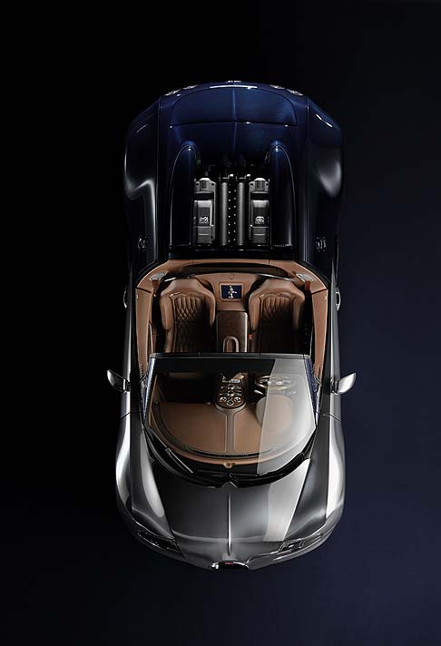 Bugatti - Il design della vettura si ispira alla Tipo 41 Royale del 1932 e presenta la parte anteriore in alluminio lucidato a mano e rifinito con un rivestimento trasparente.La parte posteriore della carrozzeria è, invece, in fibra di carbonio blu. width=