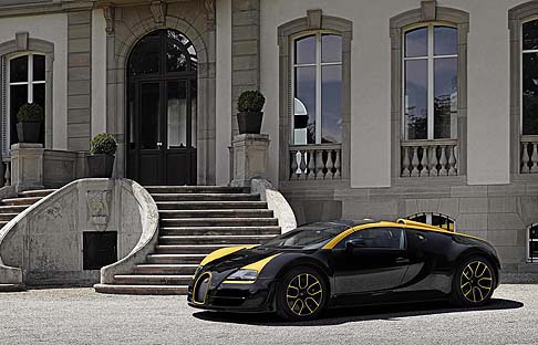 Bugatti - La Bugatti Grand Sport Vitesse 1 of 1 è un´interessante edizione della più veloce roadster presente sul mercato globale. Grand Sport Vitesse 1 of 1 attinge dai disegni storici del marchio per un risultato davvero unico e assolutamente originale. width=