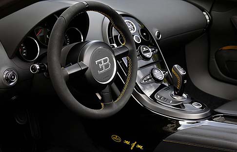Bugatti - Lo schema bicolore, nero e giallo, lo ritroviamo anche a bordo, dove spicca ben visibile sugli schienali dei sedili, il logo della Casa automobilistica, regina del lusso, ricamato in giallo. width=