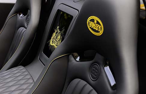 Bugatti - Completamente rivestito in pelle nera, l’abitacolo presenta il cruscotto in carbonio e cuciture decorative gialla sul volante, sui sedili e sulla leva selettrice.  width=