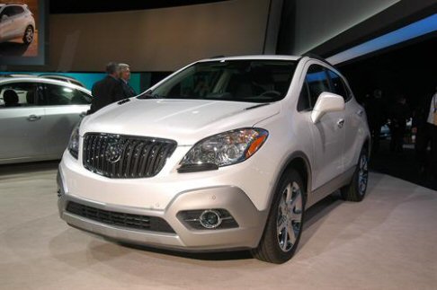 Buick -  Cugino stretto dell’europea Opel Mokka, che vedremo a Ginevra nel Salone di marzo, il suv-crossover compatto dedicato al mercato americano Buick Encore spicca tra i giganti dell’automotive presenti a Detroit. width=