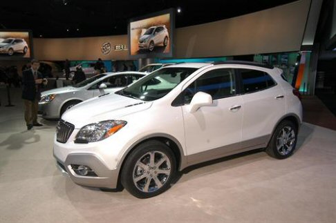 Buick - Buick Encore adotta la base meccanica dell’Opel Corsa, mentre il lusso tipico del marchio è ben rappresentato e riconoscile nel design e nella scelta delle finiture. width=