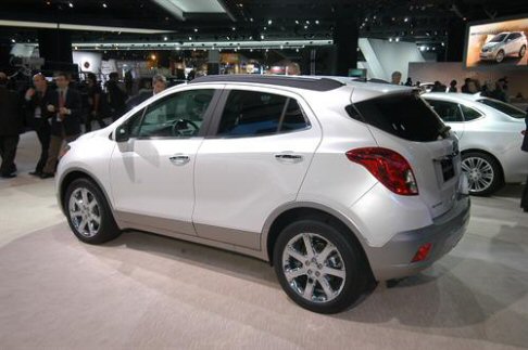 Buick - Sicurezza in primo piano per la Buick Encore dotata di ben 10 airbag e dispositivi come l'esclusiva tecnologia OnStar, che include l'Advanced Response System Crash, assistenza di emergenza e altro ancora. width=