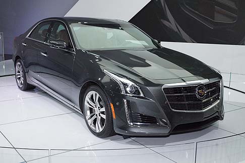 Cadillac - Esteticamente la vettura propone una calandra a forma di scudo e i tipici gruppi ottici anteriori verticali con luci anteriori a LED. La griglia è più ampia, mentre i gruppi ottici anteriori si inseriscono nella linea del cofano e ospitano le luci a LED. width=