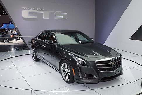 Cadillac - L’abitacolo della CTS unisce comfort, comodità e tecnologie di sicurezza ed è caratterizzato da un design fluido e lavorazioni artigianali. I sistemi di sicurezza attiva azionano sistemi di allerta e intervengono in caso di necessità . width=