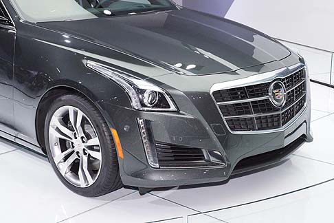 Cadillac - Tra le tecnologie presenti troviamo il CUE, il sistema di infotainment di Cadillac che utilizza controlli e comandi simili a quelli di smartphone e tablet per accedere alle informazioni e ai contenuti di intrattenimento. width=