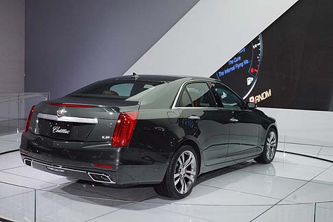 Cadillac - Le tecnologie presenti sulla CTS comprendono anche i primi sedili anteriori elettrici regolabili in 20 direzioni di Cadillac, coperchio portabicchieri elettrico nella console centrale e sedili anteriori riscaldati e ventilati e volante riscaldato. width=