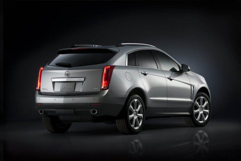 Cadillac - In dettaglio, la nuova generazione rimane stilisticamente fedele al linguaggio formale del modello attualmente presente sul mercato, pur con qualche distinguo.  width=