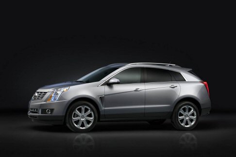 Cadillac - A bordo troviamo i dispositivi Side blind zone alert, il Safety Alert Seat Tecnology, il cruise control attivo con frenata automatica e il Rear cross traffic alert, di serie insieme al sistema di infotainment Cadillac CUE. width=