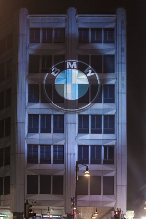 BMW - Il filmato è stato proiettato in loop tutte le sere (dalle 18.30 alle 22) dal 15 al 18 Dicembre. L’evento di pre-lancio ha previsto anche un piccolo privée per 150 invitati presso il Verger di Milano. width=