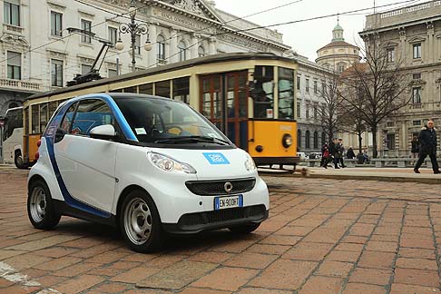 Smart - Gli iscritti pagano una tariffa al minuto, solo per il tempo di utilizzo, con tariffe scontate per l’utilizzo orario (14,90 Euro con 50 km inclusi) e giornaliero (59 Euro con chilometraggio illimitato). width=