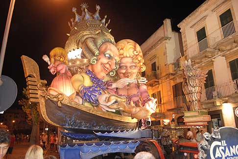 carro Il Casanova - Carro di carnevale «Il Casanova» a Putignano 2013 width=