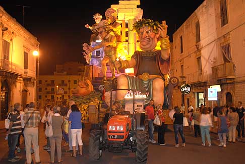 carro Satyricon - Carro di Putignano Satyricon dedicato a Federico Fellini al Carnevale estivo 2013 width=