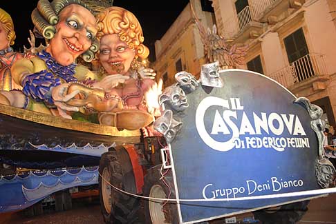 carro Il Casanova - Carro Il Casanova dedicato al film di Federico Fellini realizzato dal gruppo Deni Bianco al Carnevale estivo di Putignano 2013 width=