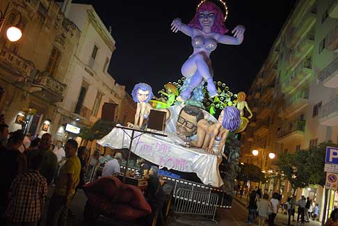 carro La citta delle donne - Carro La citta delle donne al Carnevale estivo di Putignano 2013 width=